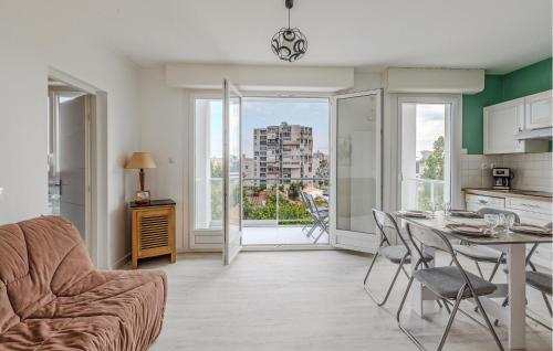 une cuisine et un salon avec une table et des chaises dans l'établissement 1 Bedroom Awesome Apartment In Royan, à Royan