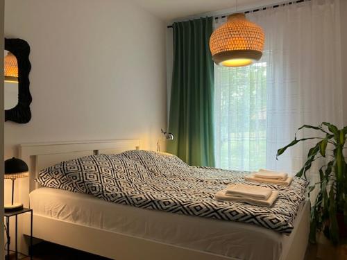 una camera con letto, finestra e lampada di Apartament Karwica Zapach Lasu Naturalne SPA, sauna, joga A02 a Karwica
