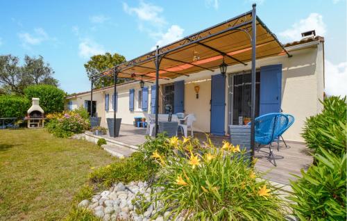 Ventiseriにある4 Bedroom Gorgeous Home In Ventiseriのデッキ(椅子、テーブル付)が備わる家