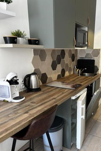 - une cuisine avec un comptoir en bois dans l'établissement Cocon et bien-être en bord de mer, à La Grande Motte