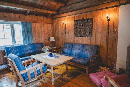 a living room with a couch and a table at Putten Seter in Høvringen