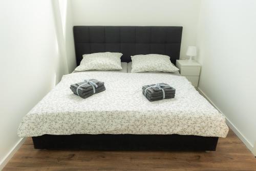 a bedroom with a bed with two pillows on it at Dohann2 Zentrum, Messehalle, Stationnah & Privatparkplatz in Dortmund
