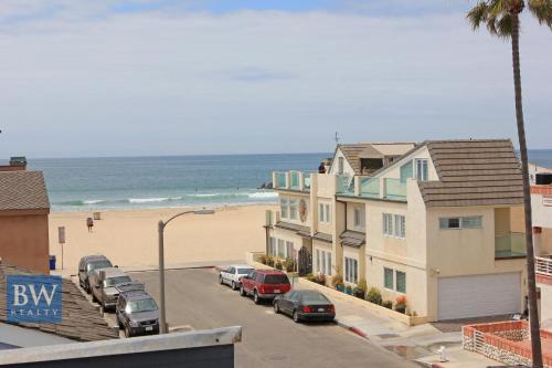 a view of a beach with cars parked next to a building at 3 Bedrooms in Newport Beach