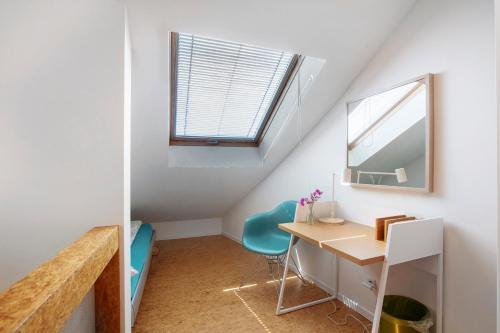 レラハにあるFerienhaus Schwalbennestの屋根裏部屋(デスク、椅子付)