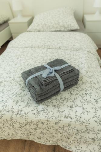 a blanket on a bed with a bow on it at Dohann2 Zentrum, Messehalle, Stationnah & Privatparkplatz in Dortmund