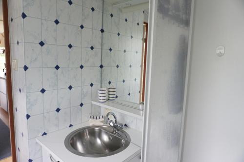 een kleine badkamer met een wastafel en een spiegel bij Kustverhuur, Groede, Paarlhof 29 in Groede