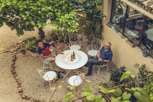 Επισκέπτες που μένουν στο CHAMBRES D'HÔTES L'Oréliane en Provence Adults Only