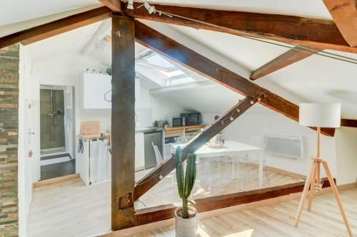 Il dispose d'une cuisine mansardée et d'un salon avec des poutres apparentes. dans l'établissement Joli loft mansardé, à Nice