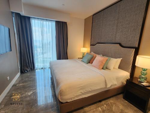 Ένα ή περισσότερα κρεβάτια σε δωμάτιο στο The Platinum 2 Premium Suite by Reluxe