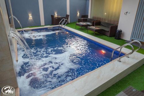 Bazén v ubytování Hadmof Hotel and Suites nebo v jeho okolí
