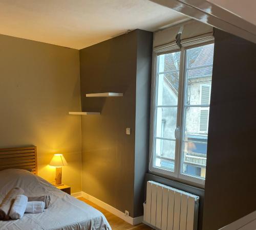 une chambre avec un lit et une fenêtre dans l'établissement Auron - 4 personnes - Hypercentre, à Bourges