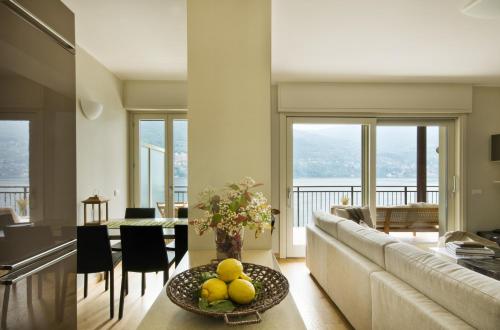 Posezení v ubytování 5 Luxury Laglio Apartments-By Italian Apartments Stylish, Executive, Contemporary, Ribolla Azzuro, Penthouse