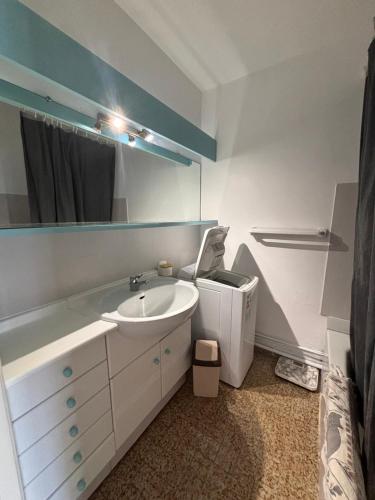 Bilik mandi di Jolie marina avec chambres et accès ponton