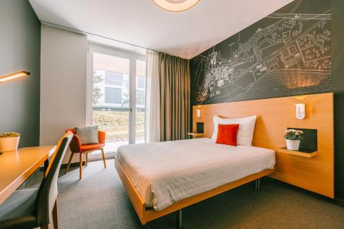 una camera d'albergo con letto e parete di lavagna di SwissTech Hotel a Losanna