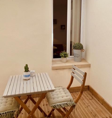 une table en bois, une chaise, une table et une fenêtre dans l'établissement 