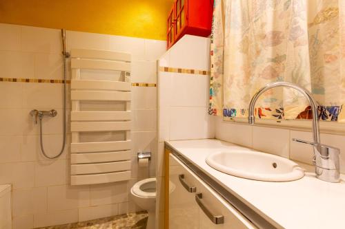 une salle de bain avec un lavabo et des toilettes dans l'établissement Dorm Hostel Camp Backpackers, à Marseille