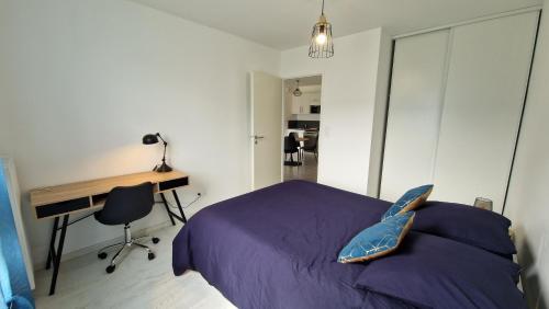 - une chambre avec un lit, un bureau et une chaise dans l'établissement T2 avec Terrasse en ville, proche mer et campagne, à Saint-Nazaire