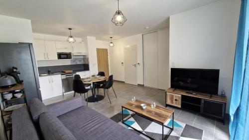 un salon avec un canapé et une table dans l'établissement T2 avec Terrasse en ville, proche mer et campagne, à Saint-Nazaire