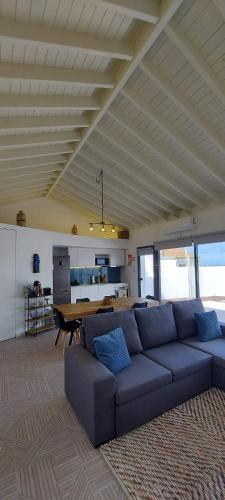 a living room with a blue couch and a table at Casa da Mana in Feteira Grande