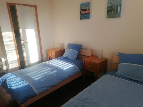 une chambre avec deux lits jumeaux et une fenêtre dans l'établissement Chez henry, à Peyrat-le-Château