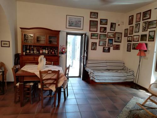 ein Wohnzimmer mit Tisch und Bett in der Unterkunft Scacciapensieri's home in Trecastagni
