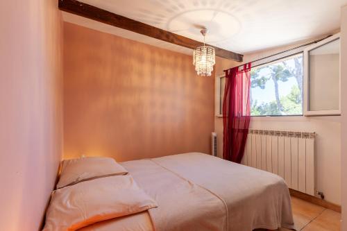 En eller flere senge i et værelse på Appartement - Portes Des Calanques