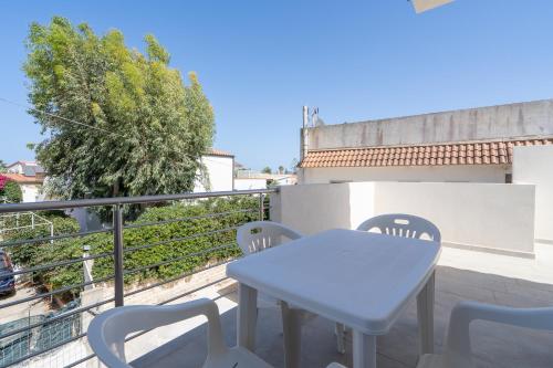 a table and chairs on a balcony with a view at Littiricci in Marzamemi