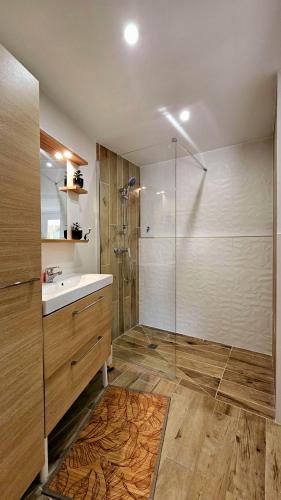 une salle de bain avec une douche, un lavabo et un miroir dans l'établissement Flassans Gites &Spa, à Flassans-sur-Issole