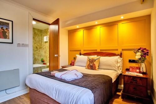 a bedroom with a bed and a television in it at Muthu Ben Doran Hotel in Tyndrum