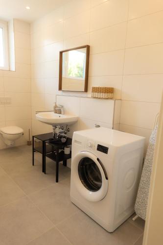 a washing machine in a bathroom with a sink at Dohann1 Zentrum, Messehalle, Stationnah & Privatparkplatz in Dortmund