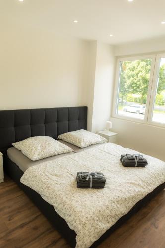 two bags sitting on a bed in a bedroom at Dohann1 Zentrum, Messehalle, Stationnah & Privatparkplatz in Dortmund
