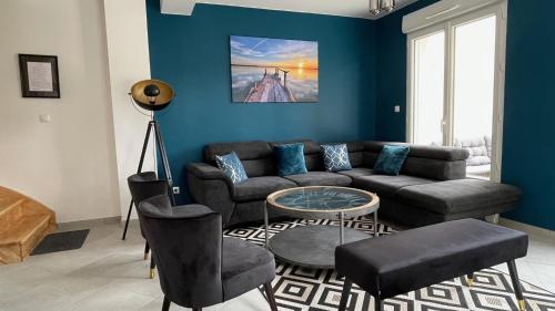 a living room with a couch and a table at Magnifique villa 12 pers - 6 chambres avec salle de bain privative au Calme - 30 min Asterix - Ecrin de charme in Compiègne