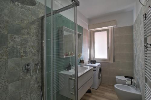 a bathroom with a shower and a sink and a toilet at Appartamento bellissima vista lago, spiaggia privata,nuovo in Bardolino