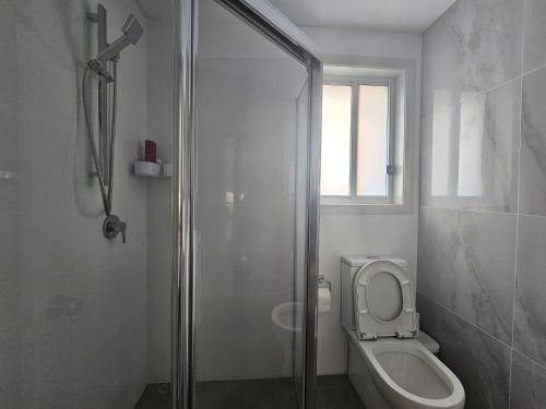 CabramattaにあるConvenient New Private granny flatのバスルーム(シャワー、トイレ付)、窓が備わります。
