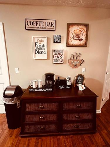Riverside Escape King Suite, and Queen Suite.にあるコーヒーまたはお茶