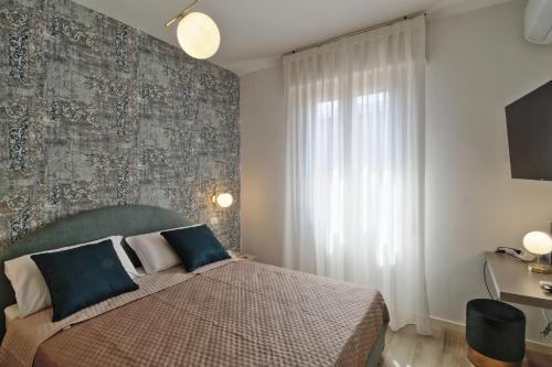 a bedroom with a bed and a large window at Appartamento bellissima vista lago, spiaggia privata,nuovo in Bardolino