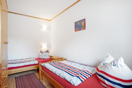 a bedroom with two twin beds in a room at Haus Albatros Wohnung 4 in Ostseebad Koserow