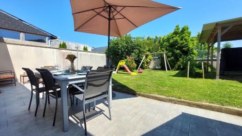 Zahrada ubytování Le So Wild, maison avec jardin clos, terrasse aménagée, 5 mn à pied commerce, terrain de tennis, à 800 m de la plage d'Omaha beach jeux arcade, jouets, matériel jeunes enfants enfants, table ping-pong