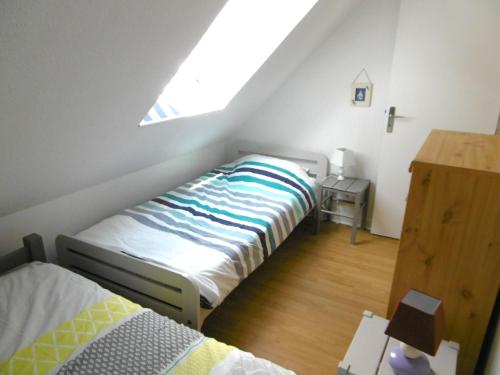 une chambre avec deux lits dans un grenier dans l'établissement Maisonnette 3 pièces 4 personnes à 50 m du port de St Jacques - SERVANE, à Sarzeau
