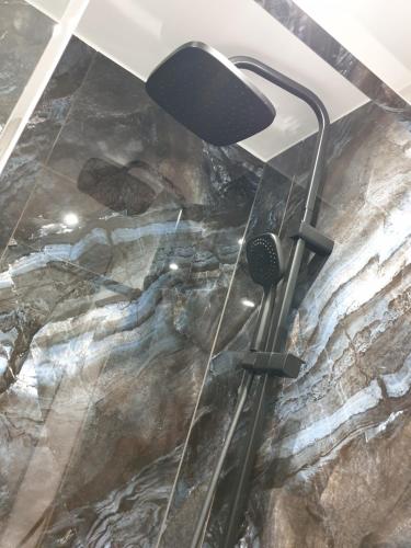 doccia in camera con parete di roccia di Sikalafo1 a Płock