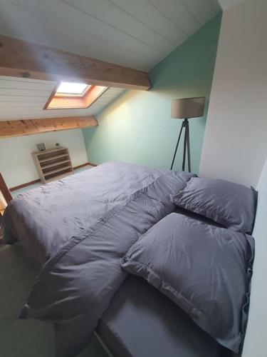 - un grand lit dans une chambre avec plafond dans l'établissement Charmante maison, à La Motte