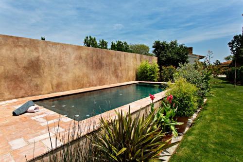 - une piscine dans une cour à côté d'une clôture dans l'établissement Encís d'Empordà -Adults Only-, à Casavells