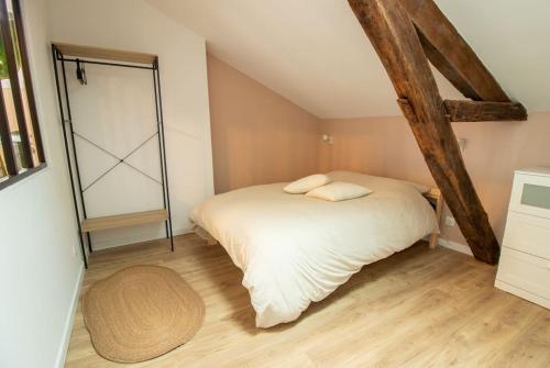 une chambre avec un lit blanc dans un grenier dans l'établissement Loft atelier hyper centre Albi, à Albi