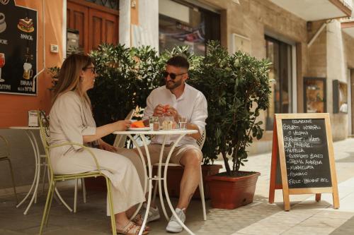 圣塔马里亚迪卡斯特DomusEli的一男一女坐在桌边