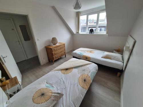 une chambre avec deux lits et une fenêtre dans l'établissement La Capitainerie - Fécamp, à Fécamp