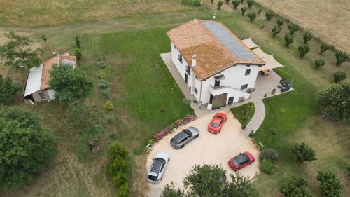 an overhead view of a house with cars parked in front at Agriturismo Casale Lisalola in Sutri