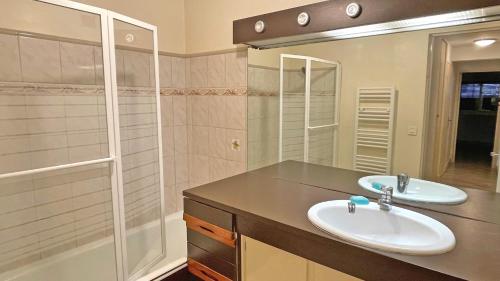 une salle de bain avec deux lavabos et une douche dans l'établissement La Palmeraie, à Sainte-Maxime