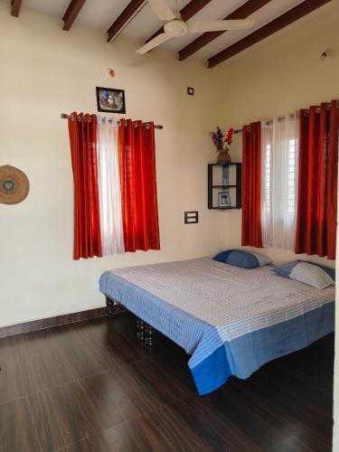 Postel nebo postele na pokoji v ubytování Sri Sai homestay