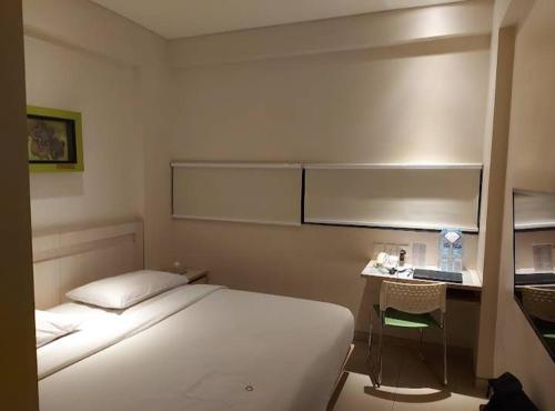 Ένα ή περισσότερα κρεβάτια σε δωμάτιο στο Grand Residence Kertajaya Timur