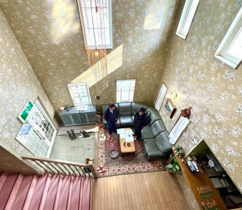 an overhead view of two people in a living room at Echoland Madarao エコーランド斑尾 All en-suite rooms & a free 3-minute shuttle to the ski resort in Madarao Kogen